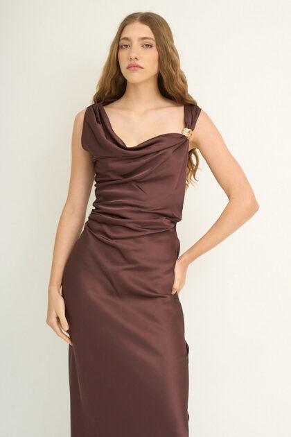 VESTIDO LARGO SATEN UN HOMBRO IRREGULAR  ACCESORIO