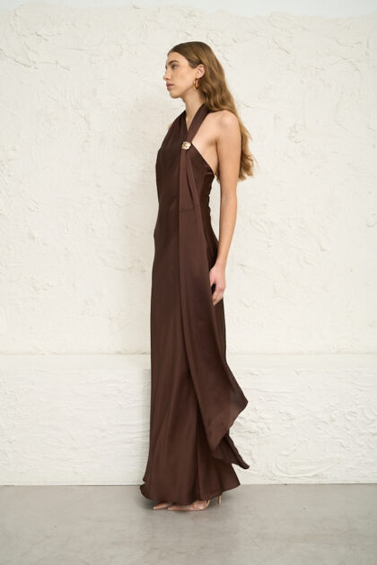 VESTIDO LARGO SATEN  UN HOMBRO LAZO ACCESORIO