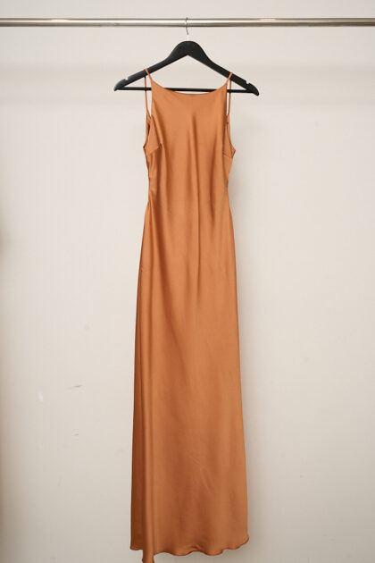 VESTIDO LARGO SATEN ESPALDA BUCHE