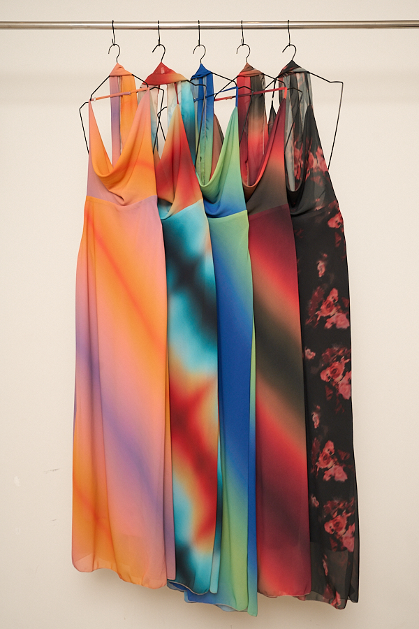 VESTIDO LARGO GASA ESFUMADO BUCHE PROFUNDO CON LAZO - Image 2