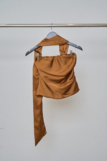 TOP SATEN STRAPLESS LAZO