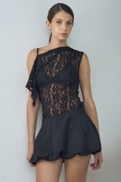BLUSA ENCAJE VOLADO HOMBRO